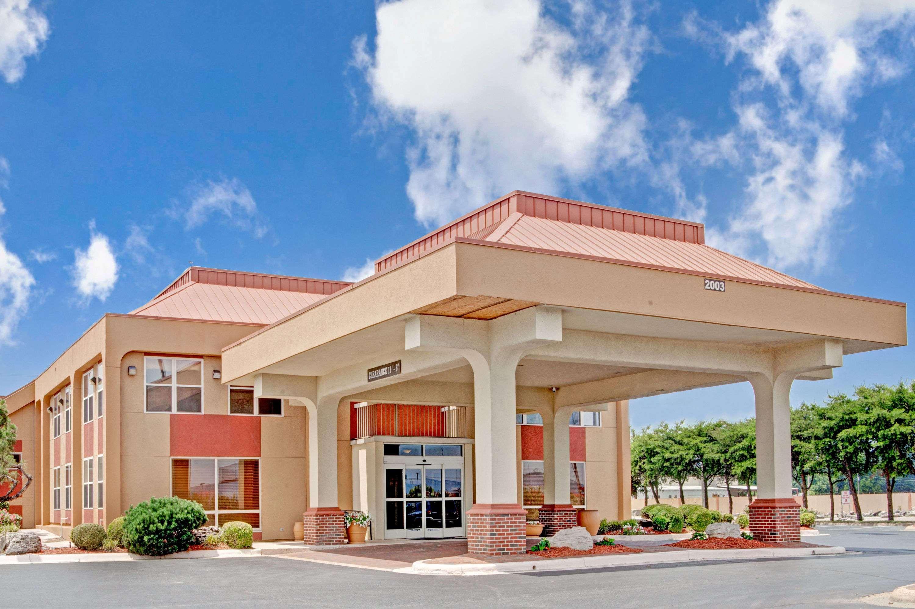 Ramada By Wyndham West Memphis Hotel Exterior photo