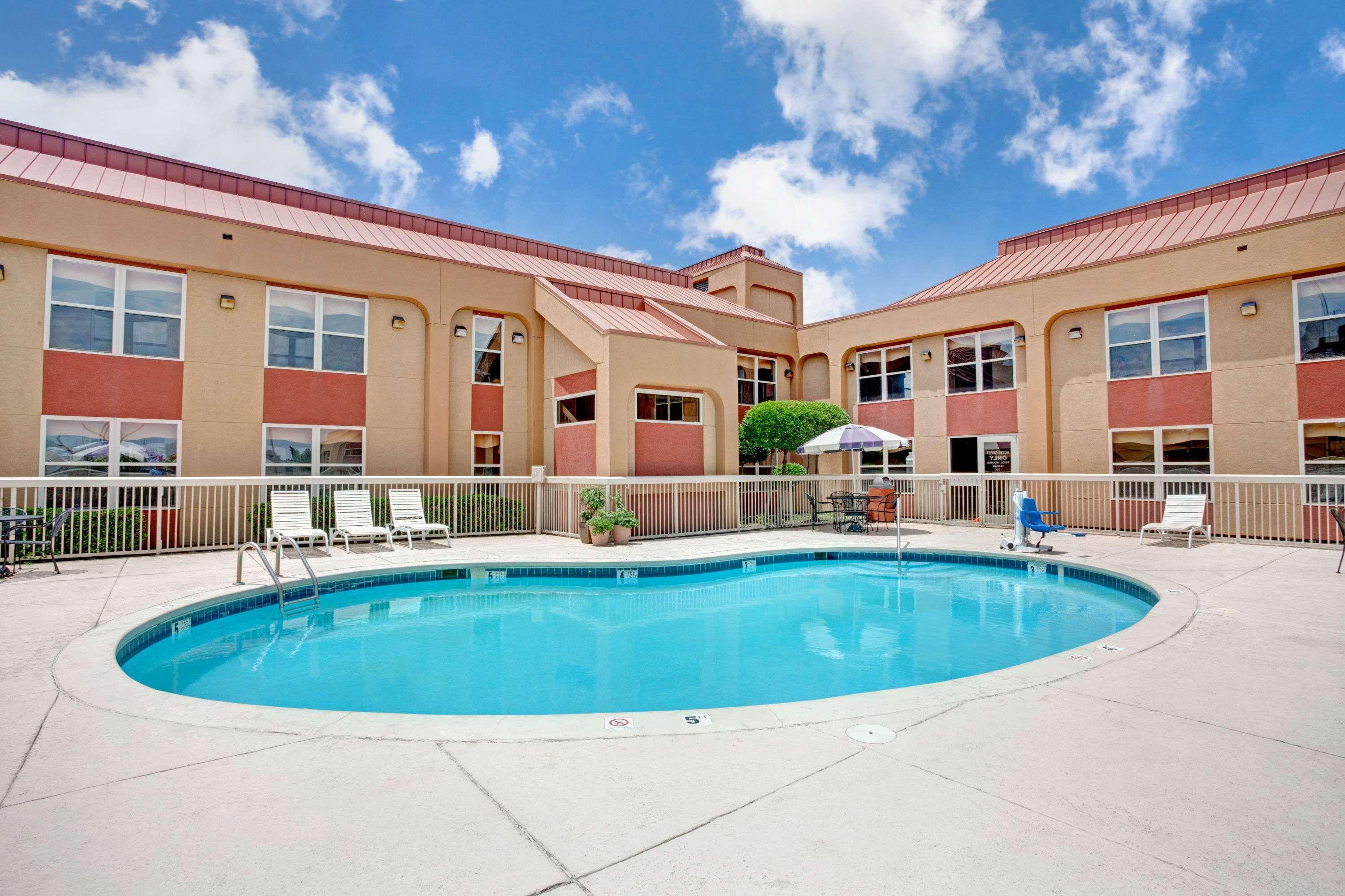 Ramada By Wyndham West Memphis Hotel Exterior photo